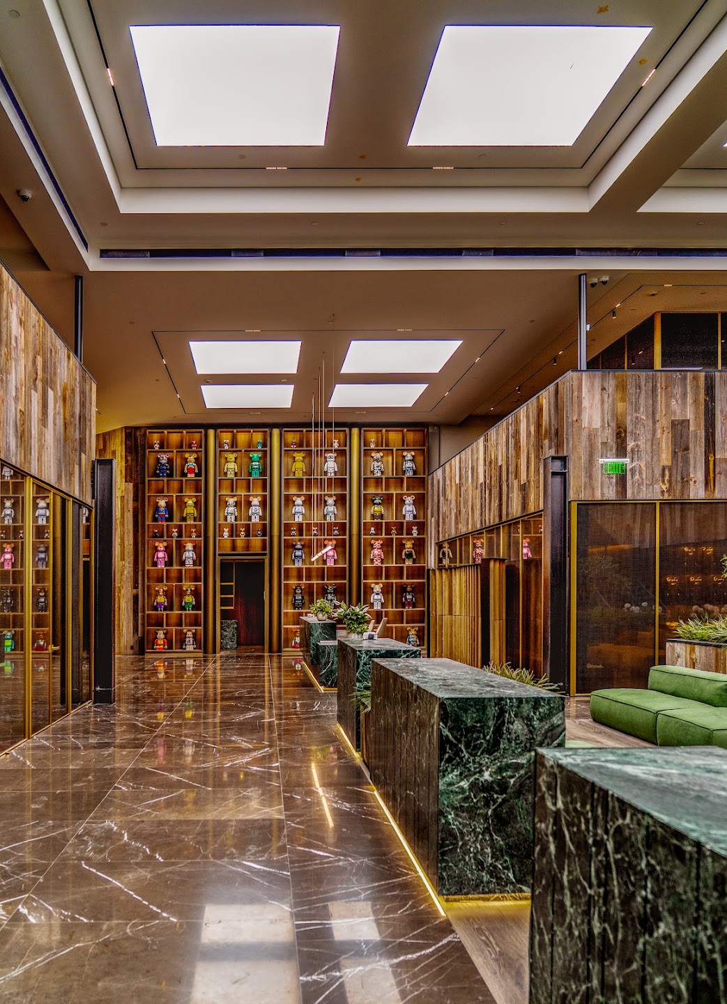 Interior contemporáneo con muros y puertas de vidrio